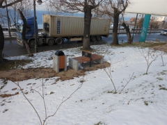 Во Владивостоке установлены скамьи для тротуаров с уклоном