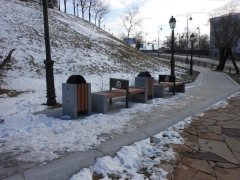 Во Владивостоке установлены скамьи для тротуаров с уклоном