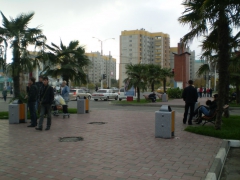 На площади перед крупным торговым центром города Краснодара установлены уличные урны для мусора У1