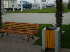 На площади перед крупным торговым центром города Краснодара установлены уличные урны для мусора У1
