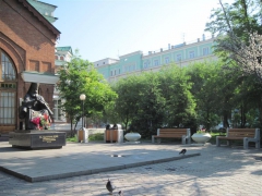 В Центральном районе Красноярска на проспекте Мира произведена замена городской мебели