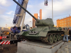 В сквере в честь 70-летия Победы установлен на постамент танк Т-34.