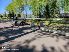 ГК Стимэкс выставила отреставрированные скамейки и урны на территории озера-парка Западный.