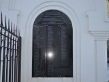 У главного входа на прихрамовую территорию храма Рождества Христова (г. Красноярск) установлена памятная доска с именами меценатов